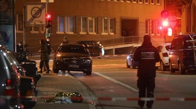 Eine Wärmefolie liegt auf der Straße