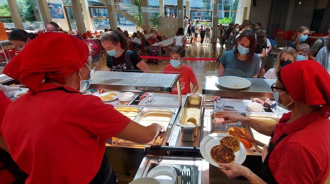 Auch Schulmensen oder Betriebskantinen bieten Außer-Haus-Verpflegung an. Für die Umstellung auf Bio-Produkte werden sie von der