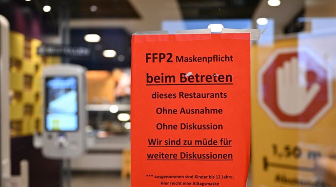 Wenn auch bald einige Beschränkungen fallen – die Maskenpflicht wird wohl noch eine ganze Weile gelten.  FOTO: KÄSTLE/DPA