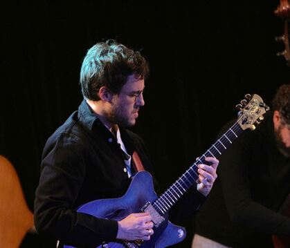 Gitarrist Gilad Hekselman und Bassist Petros Klampanis im Reutlinger Pappelgarten. 