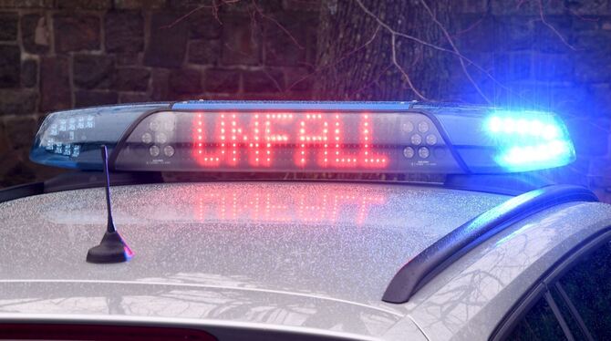 Die Leuchtschrift »Unfall« auf dem Dach eines Polizeiwagens