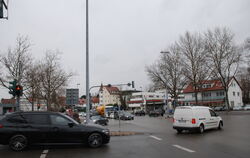 Viel und auch schwerer Verkehr fließt über die Kreuzung der B 313/Noyon-Allee und der Nürtinger Straße in Metzingen bei der früh