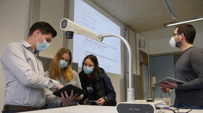Digitaler Unterricht an der Georg-Goldstein-Schule Bad Urach. Im Bild: (von links) Alexandros Ntinas, Jana Bröckel, Hanna Hägele