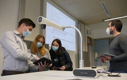 Digitaler Unterricht an der Georg-Goldstein-Schule Bad Urach. Im Bild: (von links) Alexandros Ntinas, Jana Bröckel, Hanna Hägele