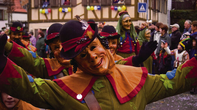 Die Häbles-Wetzer prägen mit ihren Masken seit 30 Jahren die Fasnet in Eningen, hier begleitet von der Trauben-Rike.  FOTOS: PRI