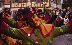 Die Häbles-Wetzer prägen mit ihren Masken seit 30 Jahren die Fasnet in Eningen, hier begleitet von der Trauben-Rike.  FOTOS: PRI