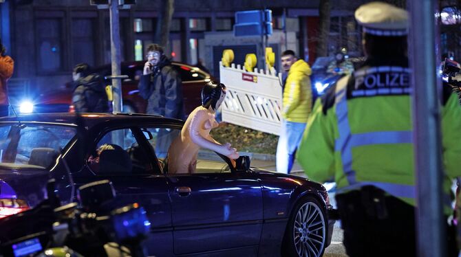 Guckt mal alle her: eine Sexpuppe im Straßenverkehr! Auch die Polizei ist überrascht, wer hier dahintersteckt.  FOTO: RETTIG/LIC