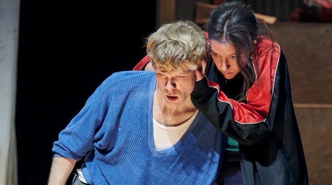 Justin Hibbeler (Woyzeck) und Julia Staufer (Marie) in »Woyzeck«.