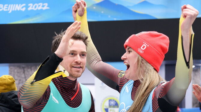 Im Jubelrausch: Die Rodler Johannes Ludwig und Natalie Geisenberger, jetzt die erfolgreichste deutsche Winter-Olympionikin, räum