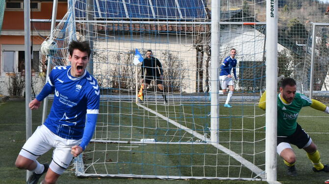 VfL-Innenverteidiger Maximilian Herberth (links) jubelt nach seinem Kopfballtreffer zum 2:0. Heimerdingens Torhüter Lukas Emmric