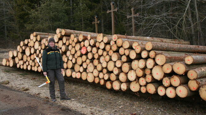 Nicole Volk ist Revierleiterin im Forstrevier Zwiefalten. FOTO: THUMM