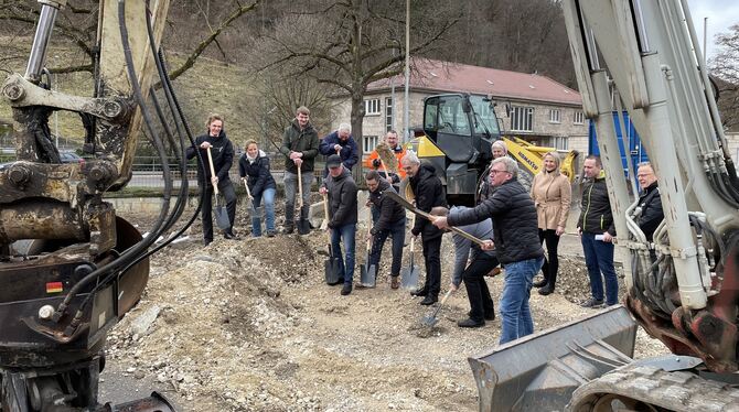 Spatenstich zum neuen Dreiachtelkanal in Bad Urach mit Vertretern der Verwaltung, der Planung und des Gemeinderats.  FOTOS: KLEI