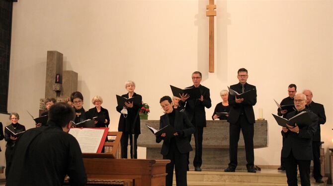 Ungewöhnliche Programmkombination: Der Kammerchor Reutlingen bei seinem Konzert in der Peter- und Paulskirche im Storlach mit Le Ungewöhnliche Programmkombination: Der Kammerchor Reutlingen bei seinem Konzert in der Peter- und Paulskirche im Storlach mit Le
