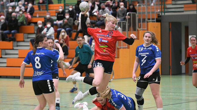 Freie Bahn für Isabel Wurster von der SG Ober-Unterhausen zwischen Larissa Unzeitig (links) und Franziska Weber. Am Boden: Maren