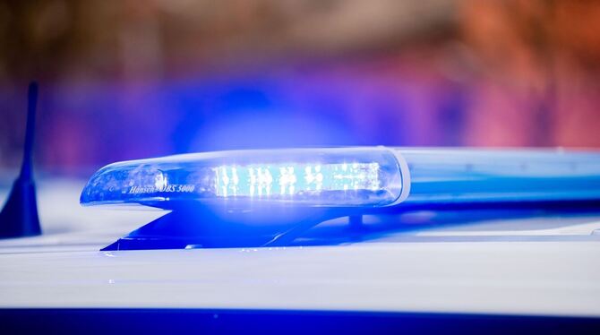Das Blaulicht eines Polizeifahrzeugs ist zu sehen Das Blaulicht eines Polizeifahrzeugs ist zu sehen