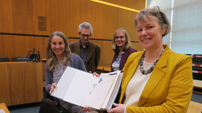 Barbara Krämer (links) und Dr. Kathrin Fastnacht zeigen hier eines der ältesten Dokumente bei der Übergabe des Gedok-Archivs.