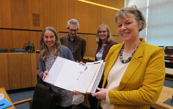   Barbara Krämer (links) und Dr. Kathrin Fastnacht zeigen hier eines der ältesten Dokumente bei der Übergabe des Gedok-Archivs. 