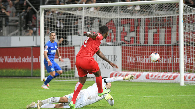 Onesi Kuengienda vergibt Topchance. Onesi Kuengienda vergibt in der Nachspielzeit eine Topchance.