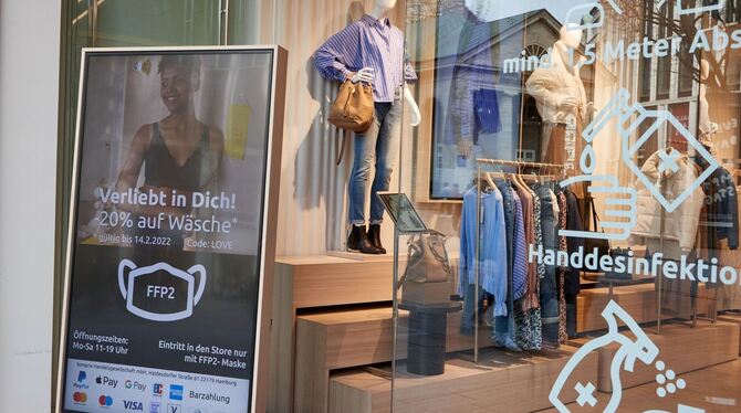 Bekleidungsgeschäft mit Hygienehinweisen