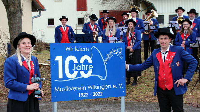 Tafeln an den Ortseingängen weisen auf das Jubiläum hin: Melanie Schenzle und Steffen Vopper vom Vorstandstrio, zu dem noch Joch Tafeln an den Ortseingängen weisen auf das Jubiläum hin: Melanie Schenzle und Steffen Vopper vom Vorstandstrio, zu dem noch Joch