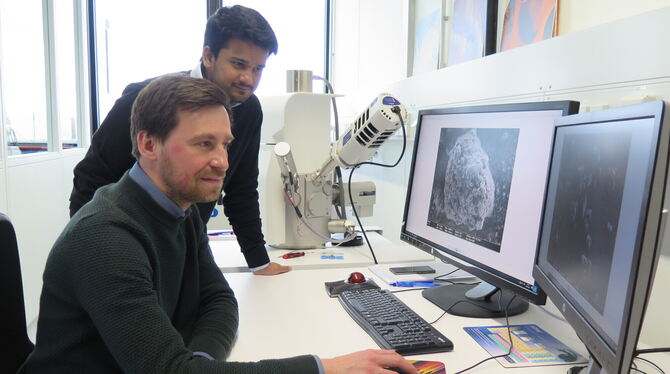 Filip Podjaski (vorn) und Varun Sridhar entwickeln an den beiden Stuttgarter Max-Planck-Instituten für Festkörperforschung und I