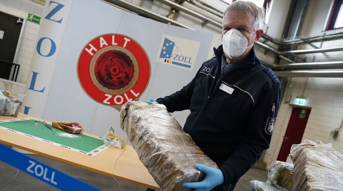 Pressesprecher des Zollfahndungsamtes Hamburg präsentiert Kokain
