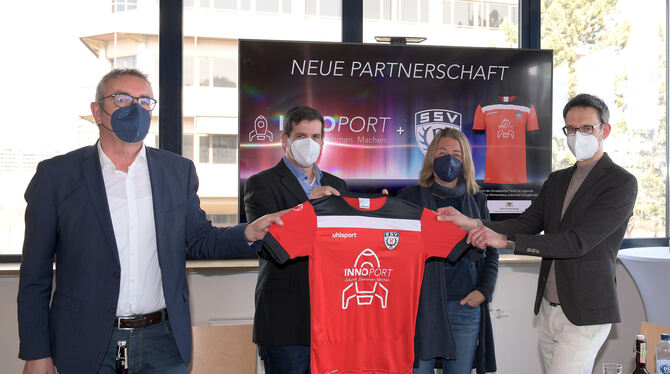 Haupt- und Trikotsponsoring SSV Reutlingen. Von Links: Peter Wilke, Andreas Will, Katrin Hemminger und Karsten Amann