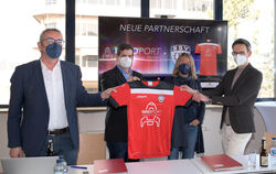 Haupt- und Trikotsponsoring SSV Reutlingen. Von Links: Peter Wilke, Andreas Will, Katrin Hemminger und Karsten Amann