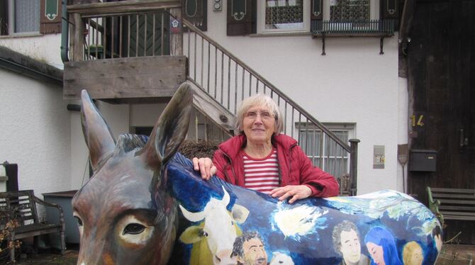 Einer der Esel und Erika Armbruster, Vorsitzende des Kulturgütervereins Walddorfhäslach, vor ihrem Haus. FOTO: MÜLLER