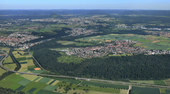 Kusterdingen über dem Neckartal, darüber Wannweil und links Kirchentellinsfurt: Neue Wohngebiete sind Mangelware. FOTO: GROHE