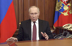 Dieses Standbild aus einem vom Pressedienst des russischen Präsidenten veröffentlichten Video zeigt Kreml-Chef Wladimir Putin, d