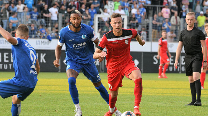 Der Reutlinger Luca Wöhrle (rechts) im Zweikampf mit dem Ex-Reutlinger Ruben Reisig.