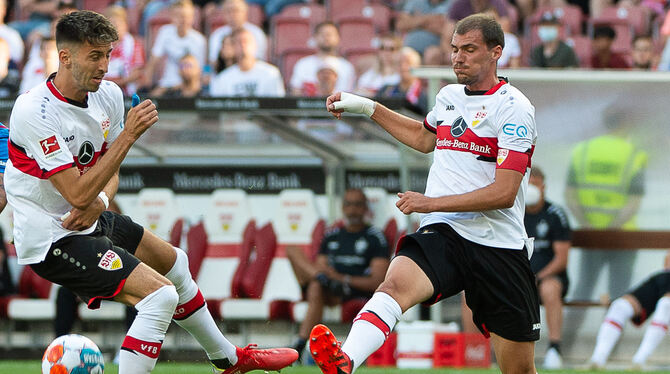 Mit Atakan Karazor (links) und Pascal Stenzel will VfB-Coach Pellegrino Matarazzo im Abstiegskampf bestehen. FOTO: FRANK/EIBNER