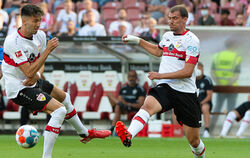 Mit Atakan Karazor (links) und Pascal Stenzel will VfB-Coach Pellegrino Matarazzo im Abstiegskampf bestehen. FOTO: FRANK/EIBNER