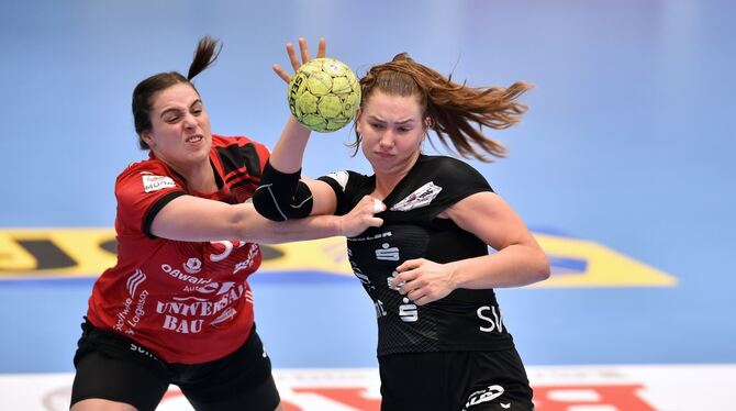 Von Thüringens Josefine Huber (links) im Hinspiel hart angegangen: Metzingens Katarina Pandza. FOTO: SIPPEL/EIBNER