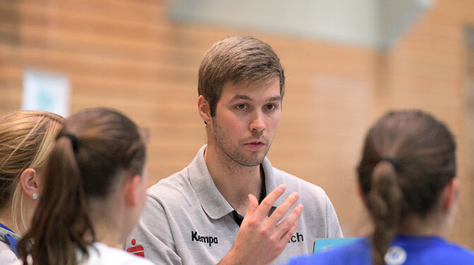 Trainer Jan Grauel schwört die  Volleyballerinnen der TSG Reutlingen ein.  FOTO: BAUR