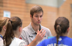  Trainer Jan Grauel schwört die  Volleyballerinnen der TSG Reutlingen ein.  FOTO: BAUR 