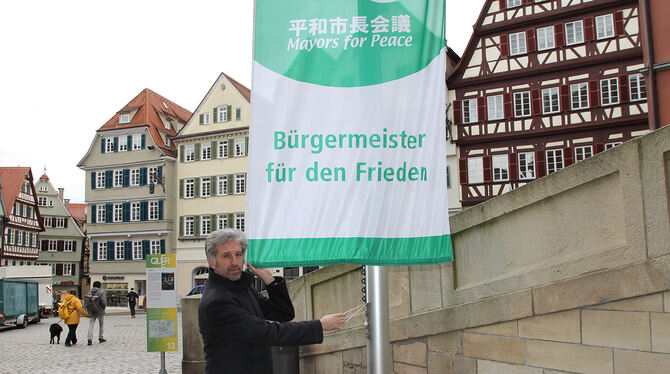 Palmer Ukraine Flagge Als Zeichen der Solidarität mit den Menschen in der Ukraine beteiligt sich Tübingen an der Aktion des Bündnisses "Mayors for Pea