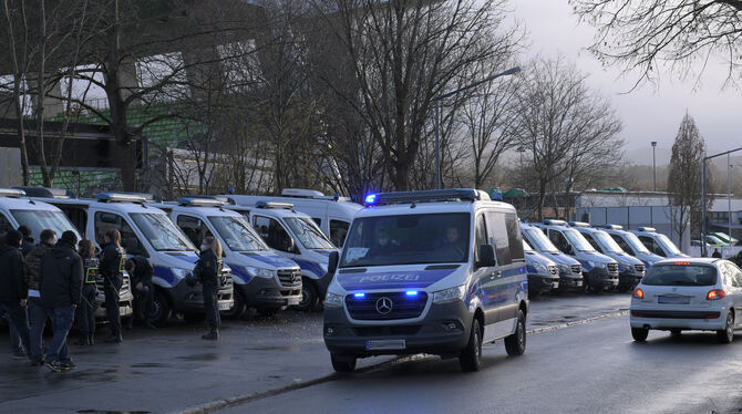 Polizei vor dem Kreuzeiche-Stadion in Reutlingen.