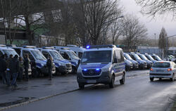 Polizei vor dem Kreuzeiche-Stadion in Reutlingen.