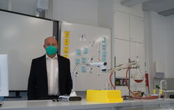Rektor Uwe Stark freut sich, dass die Räume für die Naturwissenschaften an der Freibühlschule bestens ausgestattet sind.  FOTOS: