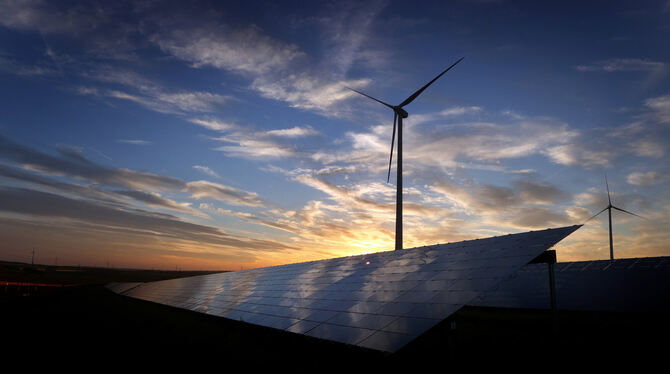 Windräder oder Freiflächen-Solaranlage auf dem Acker? Die Gemeinde Pfronstetten hält sich die Optionen offen.  FOTO: HILDENBRAND