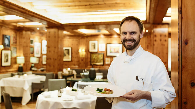 Auch Sternekoch Denis Feix muss sich von der schönen Zirbelstube verabschieden. Auch Sternekoch Denis Feix muss sich von der schönen Zirbelstube verabschieden.