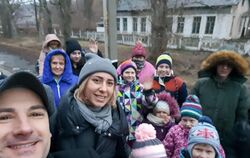 Serhii Lukashov (vorne links) in Lyssytschansk (Oblast Luhansk) zusammen mit SOS-Pflegekindern, Pflegeeltern und SOS-Sozialpädag