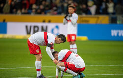 Riesige Enttäuschung bei den Stuttgartern: Torschütze Wataru Endo (links) versucht Atakan Karazor zu trösten.  FOTO: WALTHER/EIB
