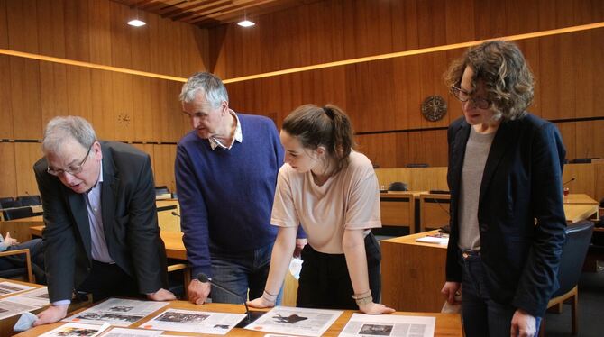 Oberbürgermeister Thomas Keck, Klaus Kupke, Xenia Laux und Christine Schielke (von links) begutachten alte Zeitungsartikel über