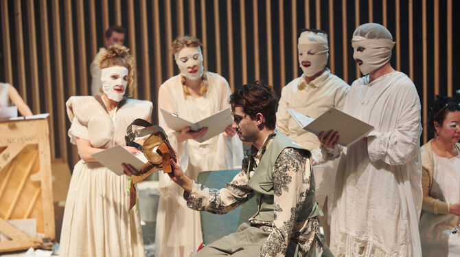 Johannes Fritsche als Hölderlin und Ensemblemitglieder in einer Szene der Oper »Im Thurm«.