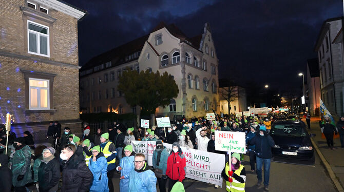 Viele der Demonstranten hatten Krankenhauskittel an.
