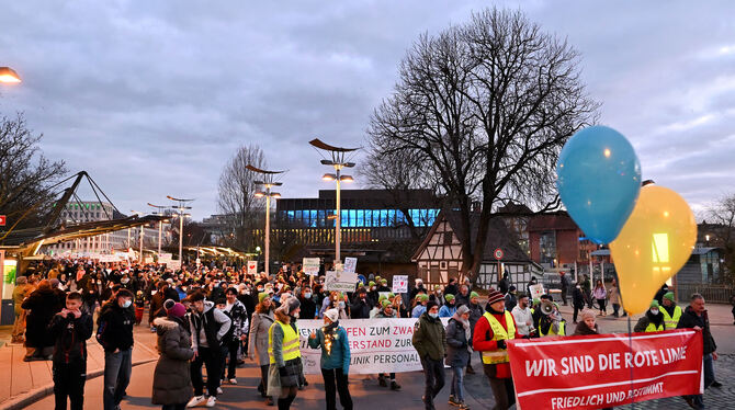 An der Spitze des Zuges war auf einem Transparent zu lesen: »Wir sind die rote Linie«.