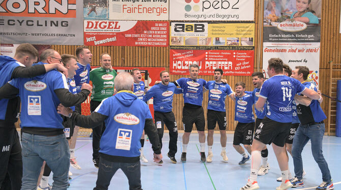 Die Handball-Mannschaft am Jubeln nach dem Sieg im Spitzenspiel.